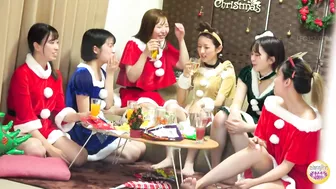 SL-604 01 Girls only christmas pee party.