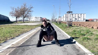 Naomi Bennet - Pissing scene