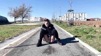 Naomi Bennet - Pissing scene
