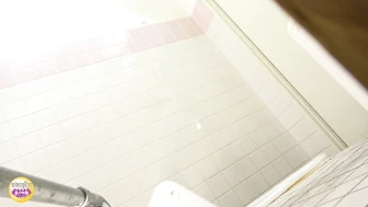 SL-658 03 Station toilet: High-speed peeing just before the last train