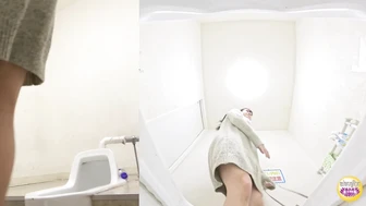 SL-658 04 Station toilet: High-speed peeing just before the last train