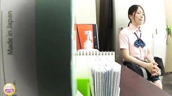 SL-322 02 Part-time job interview: A female student couldn't hold it in and peed herself
