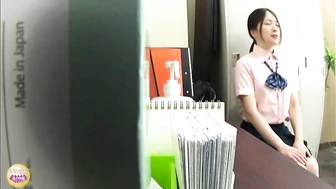 SL-322 02 Part-time job interview: A female student couldn't hold it in and peed herself
