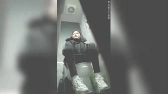 Korean female college student gets drunk at a bar and nearly collapses in the toilet