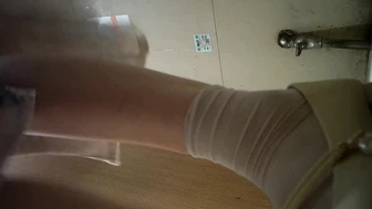 Glasses cheongsam shaking urine