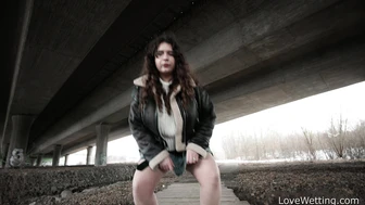 Oriana Moon - Pissing Scene